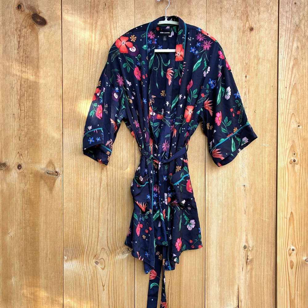 Room Service EUC Floral Short Belted Robe Sz Large